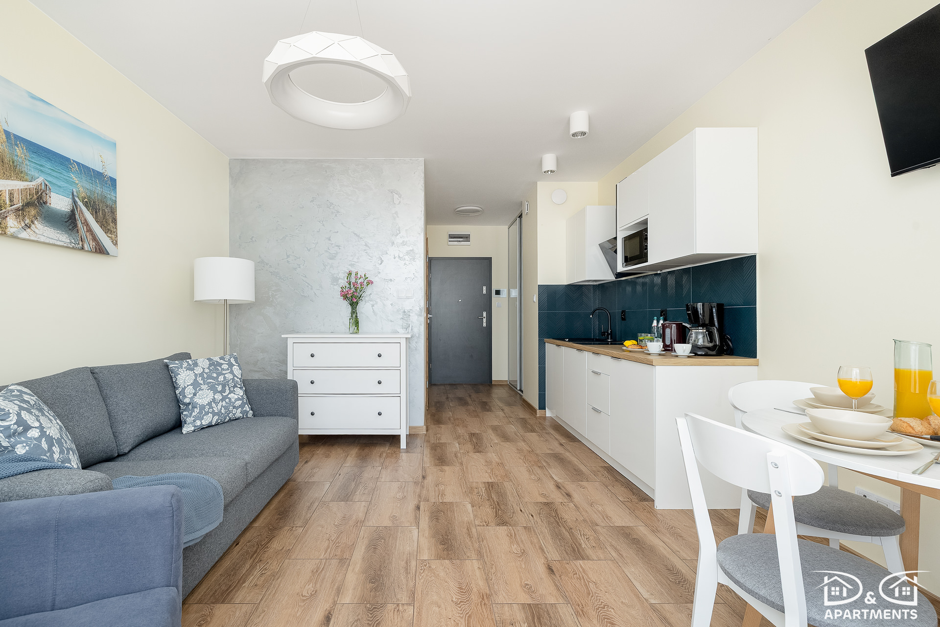 Jasny salon i kuchnia apartamentu przy Spadochroniarzy Polskich 8a