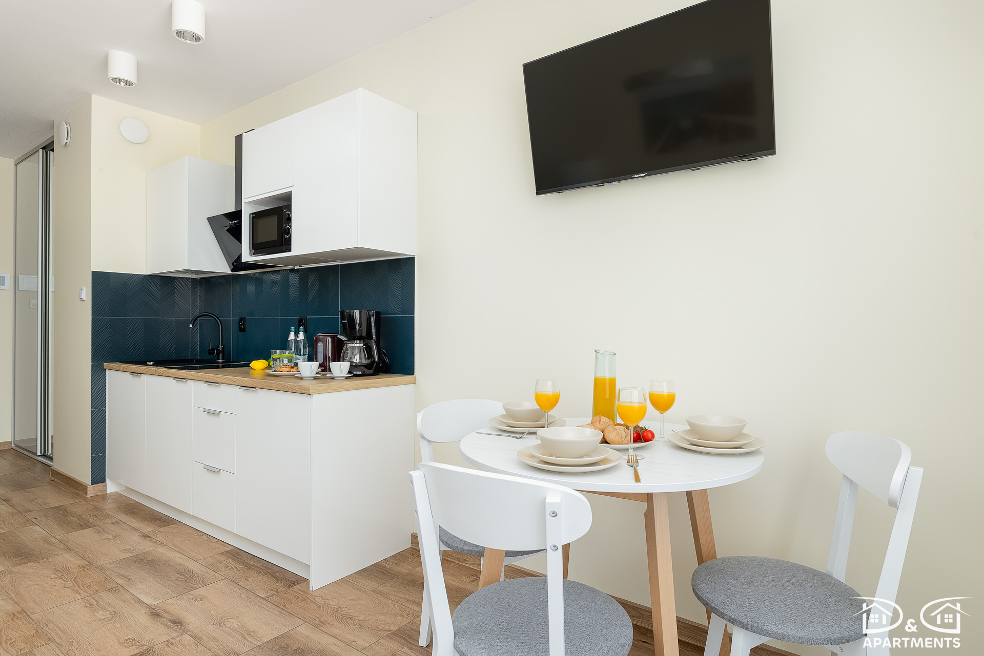 Jadalnia i aneks kuchenny apartamentu przy Spadochroniarzy Polskich 8a