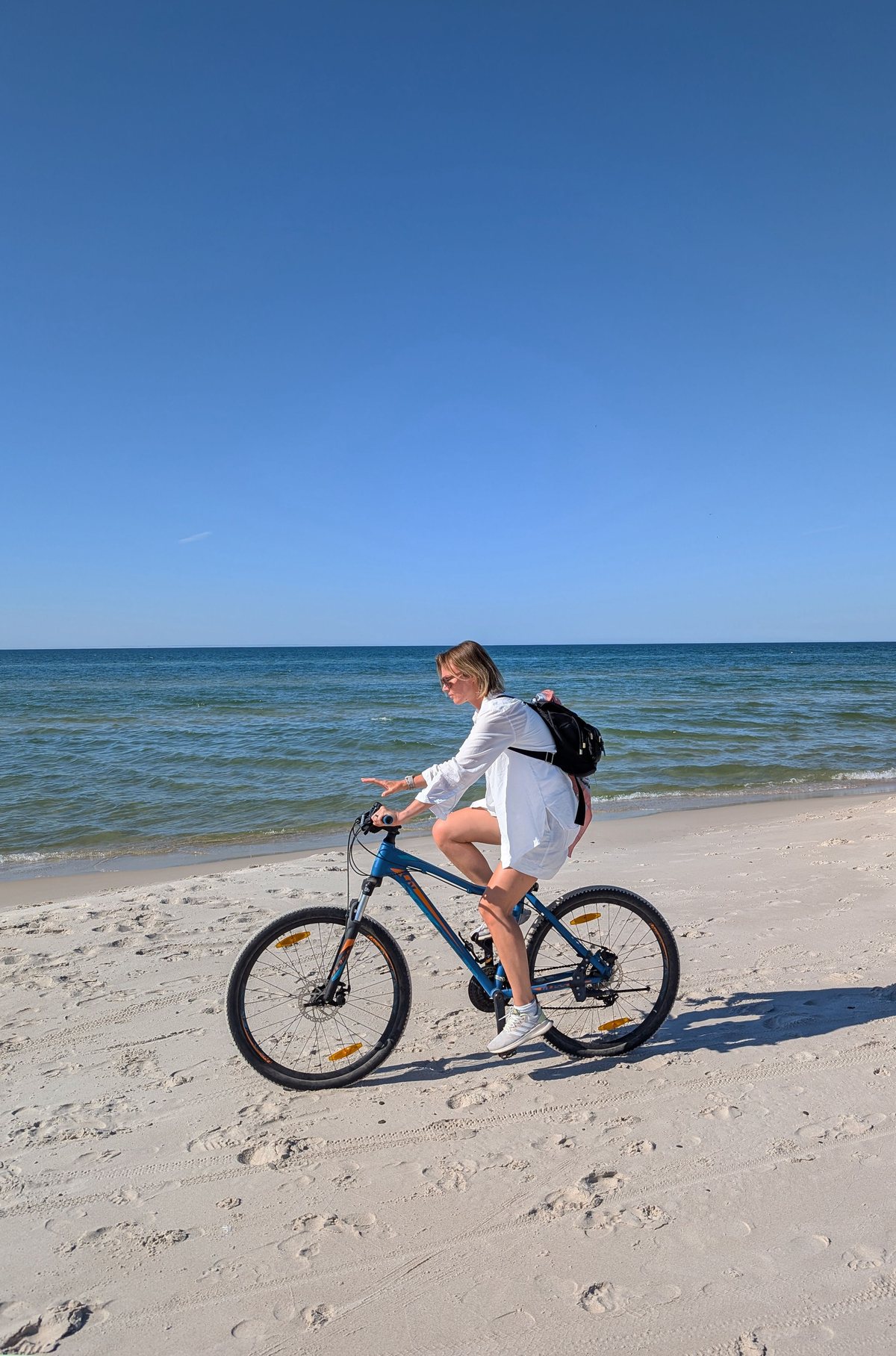 Rowerowa trasa po plaży nad Bałtykiem