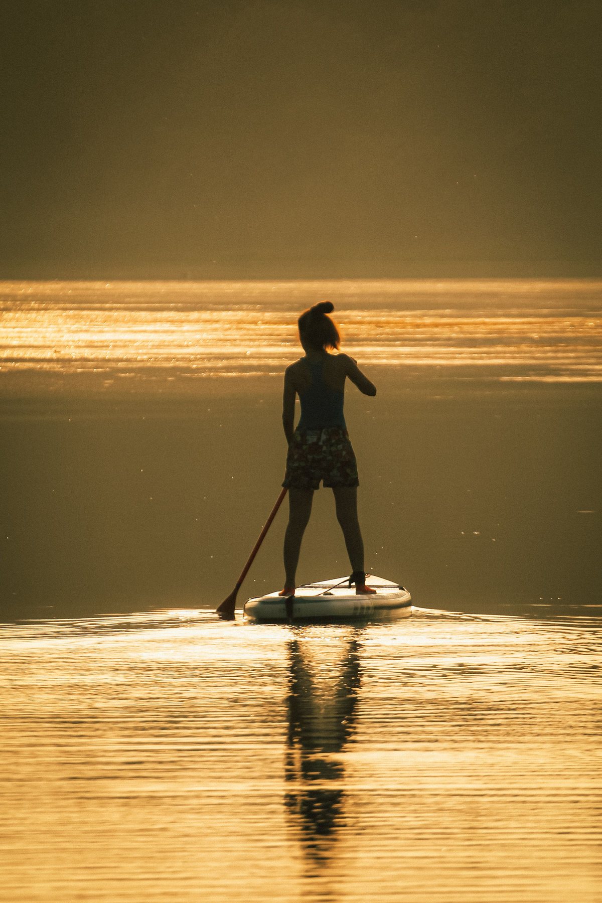 Paddleboard przy złotym świetle